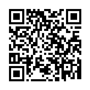 一架老式的双翼轰炸机在基地上空盘旋二维码生成