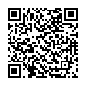 一柄由魔云凝聚而成的黑色长剑从云层中洞穿而出二维码生成