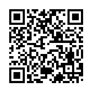 一桌七八个青年正在和服务员争吵二维码生成