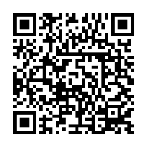 一男一女明显是情侣的两个人在讨论刚刚看到的八卦消息二维码生成