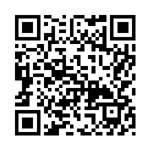 一男一女的躯体交缠地紧搂在一起二维码生成