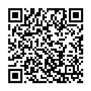 一百七十多斤的沉重躯体猛然间压在曹冰娇嫩的身躯上二维码生成