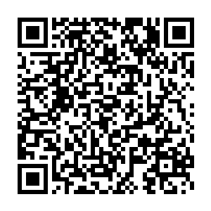 一盏很是玲珑可爱的台灯散发着柔和的灯光倒映在玲珑的一张俏脸上二维码生成