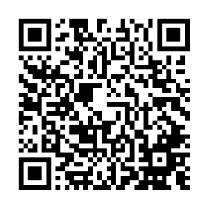 一直从精品店出来横穿过马路到达马路对面的一条护城河二维码生成