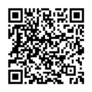 一直到他皱紧眉头自己勉强要撑着坐起来的时候二维码生成