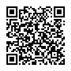 一直到走出酒吧也没有注意到她们旁边坐着的男人二维码生成