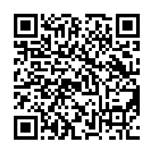 一直在偷瞟这边的子明第一个发现九原那里少了两个人二维码生成