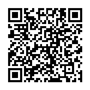 一直坐在那里的一位老人微微的眯缝了一下自己的眼睛二维码生成