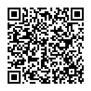 一直捣鼓耳机和接收器调节钮的林大少才诧异的抬头看对着的方向二维码生成