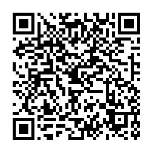 一看就像个事业有成的年轻男子端着酒杯朝一个靠角落位置走去时二维码生成