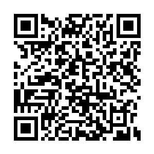 一米多高的紫红色的金属座钟堪称完美的艺术品二维码生成