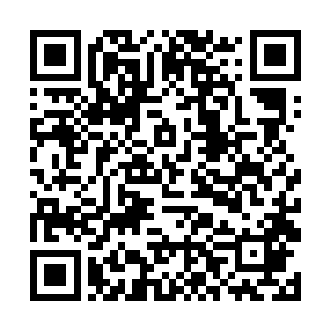 一群人围坐在地上吃着那十几个人的酒水跟食物之时二维码生成