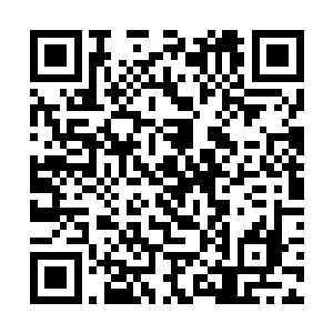 一群人掩着鼻子站在那口咕咚咕咚冒黑泡的大锅面前二维码生成