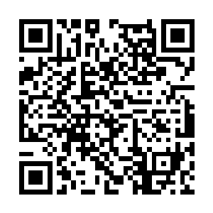 一群人浩浩荡荡的朝着最佳观景景点一线峡走过去二维码生成