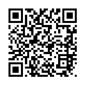 一群同样装扮的人从山路的一侧上来二维码生成