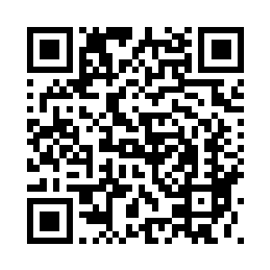 一群年轻军人拿着刀枪走进了宿舍二维码生成