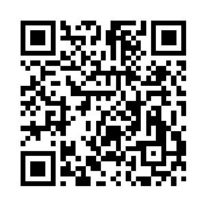 一群白色的小鸟叽叽喳喳叫着在树枝中间玩耍二维码生成