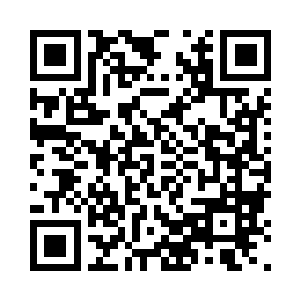 一群看上去是俱乐部员工的人围在周围鼓掌二维码生成