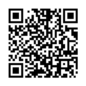 一群看着像是考生的人群站在建筑前二维码生成