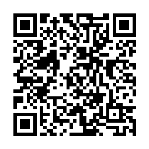 一股力量将躺在冰层上的女子卷入自己宽阔的怀抱二维码生成