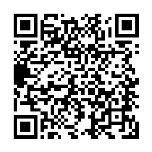 一脸不悦之色看着着正在想陨石群中行进的魔神战舰群二维码生成
