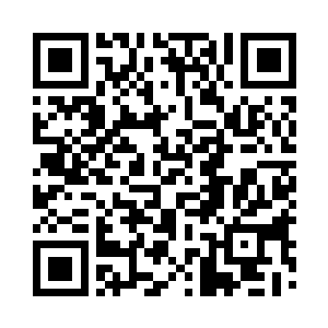 一脸地不可置信地望着屋子里面的这些人二维码生成