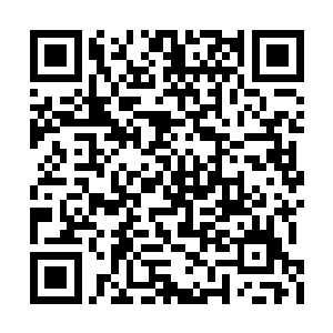 一脸嫌恶的抬起头想要看看是谁这么没有公德心二维码生成