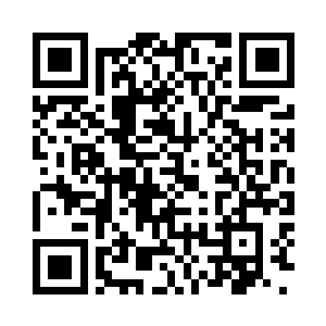 一脸微笑之色的看着坐在自己对面的一名青年二维码生成