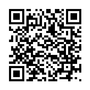 一脸微笑的转过脸来看着这个叫住了他的老人二维码生成