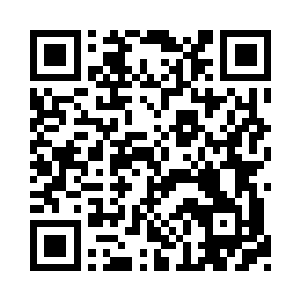 一脸心疼地看着躺在跪在坐在地上的马如云二维码生成