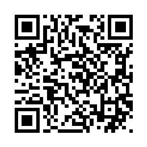 一脸怒容看着站在他面前的秦宇四人二维码生成
