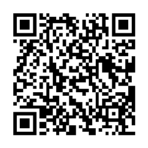 一脸惬意地欣赏夕阳在地中海上空缓缓坠落的美丽景色二维码生成