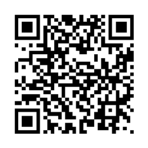 一脸病色的单娆穿着睡衣站在门里二维码生成