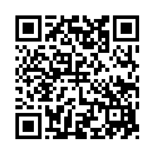 一脸笑容地将一对刚进门的情侣迎了进来二维码生成