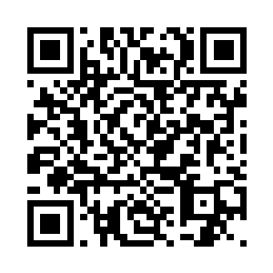 一脸认真地说着这两个生硬的中国字二维码生成