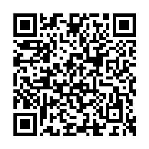 一艘缓缓下沉的船甲板上站着五位穿戴整齐的人二维码生成