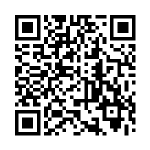 一艘艘船体流畅结实的军舰在前方水面上滑过二维码生成