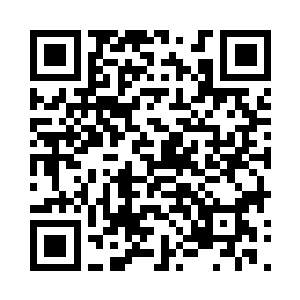 一艘金属飞行器从空无一人的沙漠上起航了二维码生成