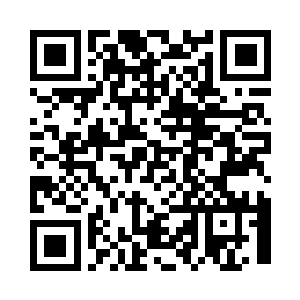 一行十几人在宽敞的大厅随便围了一桌二维码生成