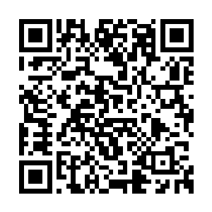 一袭暗红锦衣的俊美男子懒懒的斜倚在琴桌边上二维码生成