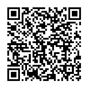 一身宝蓝色绣着富贵牡丹的旗袍将她的华贵与气质衬托的淋漓尽致二维码生成
