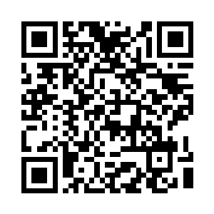 一身打扮普通的中年漫无目的的在街道漫步二维码生成