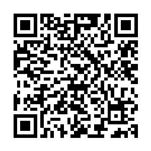 一身蓝色病服的阿尔米达脚朝画框下方的躺在ct机的扫描床上二维码生成