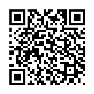 一身黑衣也掩不住那干净透彻的稚气二维码生成