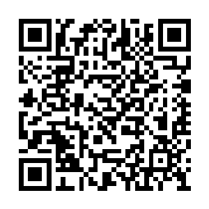 一转头看到梅尔这人站在离自己五六米远的地方二维码生成