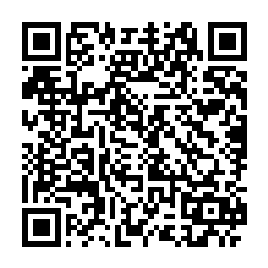 一辆七成新的黑色雪佛兰景程停在三里街巷子的一幢普通四合院门口二维码生成