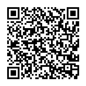 一辆手摇式轨道车正以一种比自行车快不了多少的速度向着城市的方向进发二维码生成