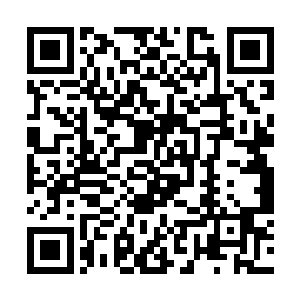 一辆拉风的至极的黑色路虎横冲直撞般冲进了停车场二维码生成