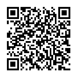 一辆白色的凯迪拉克轿车朝着一中的校门开了过来二维码生成