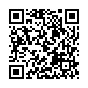 一辆白色的面包车和一辆商务车快速开了过来二维码生成